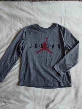 Jordan Long-Sleeve Graphic Tee in Heather Gray and Red